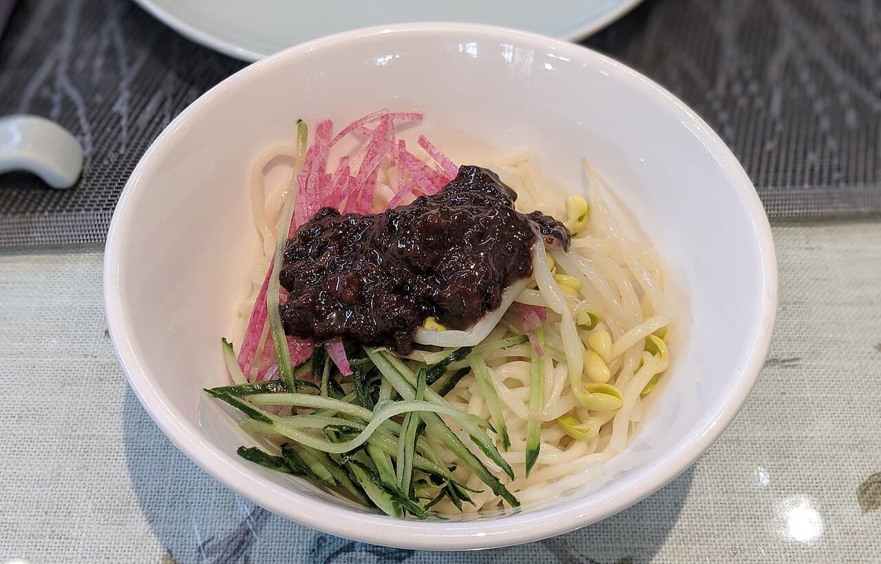 A Beijing bowl of zhajiangmian with soybean paste and fresh vegetables